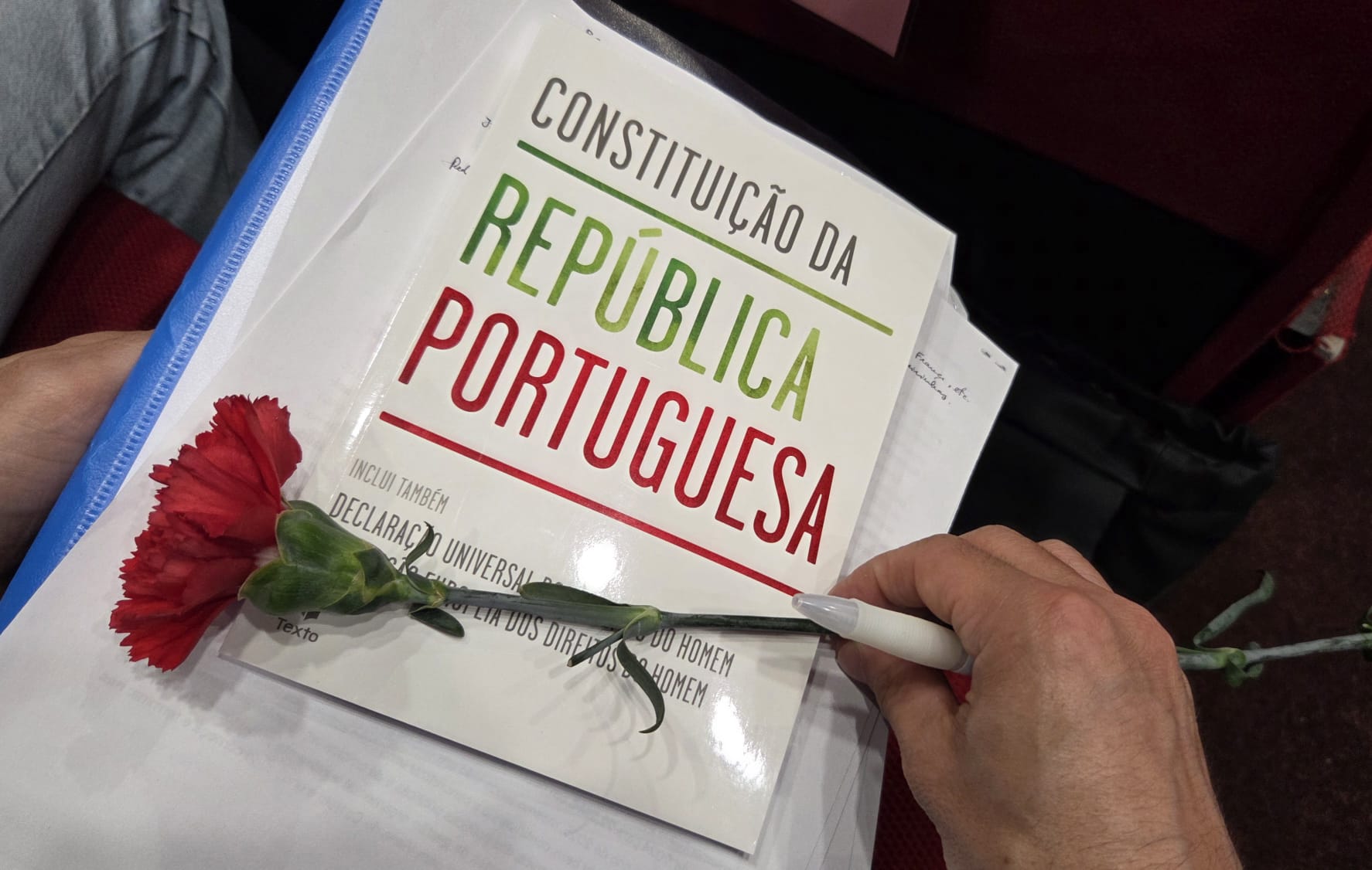 Presidente da C&acirc;mara entrega cravos e exemplares da Constitui&ccedil;&atilde;o da Rep&uacute;blica &agrave; Assembleia Municipal