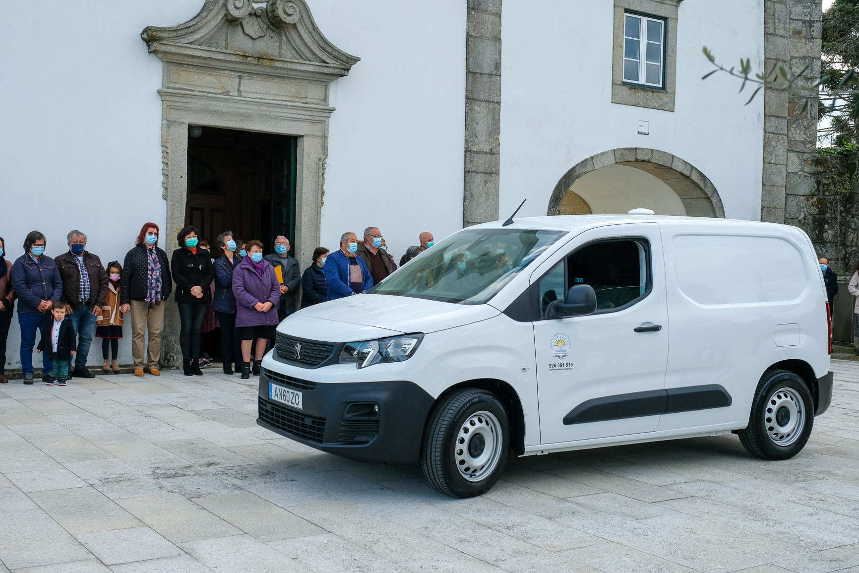 Câmara Municipal entrega carrinha elétrica para apoio social em Mazarefes