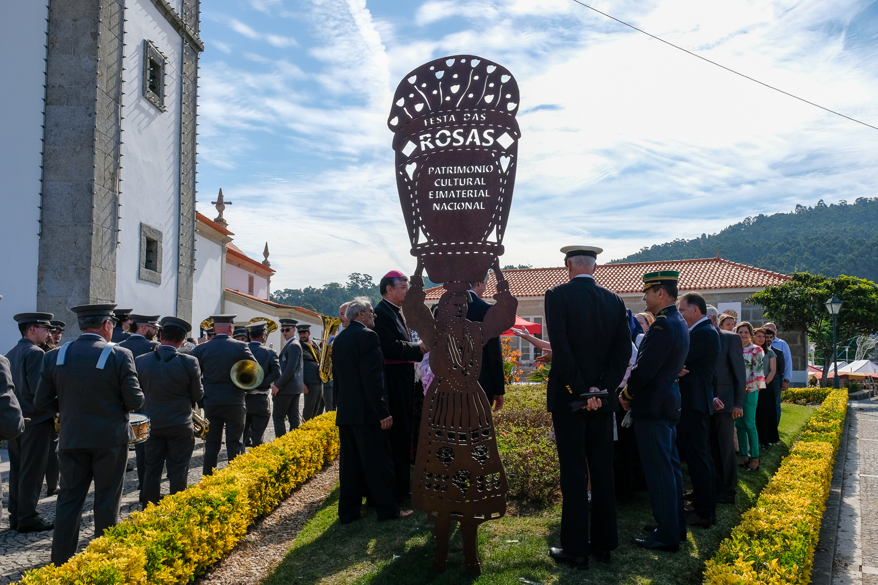 Inaugurada escultura comemorativa da classificação da Festa das Rosas como Património Cultural...