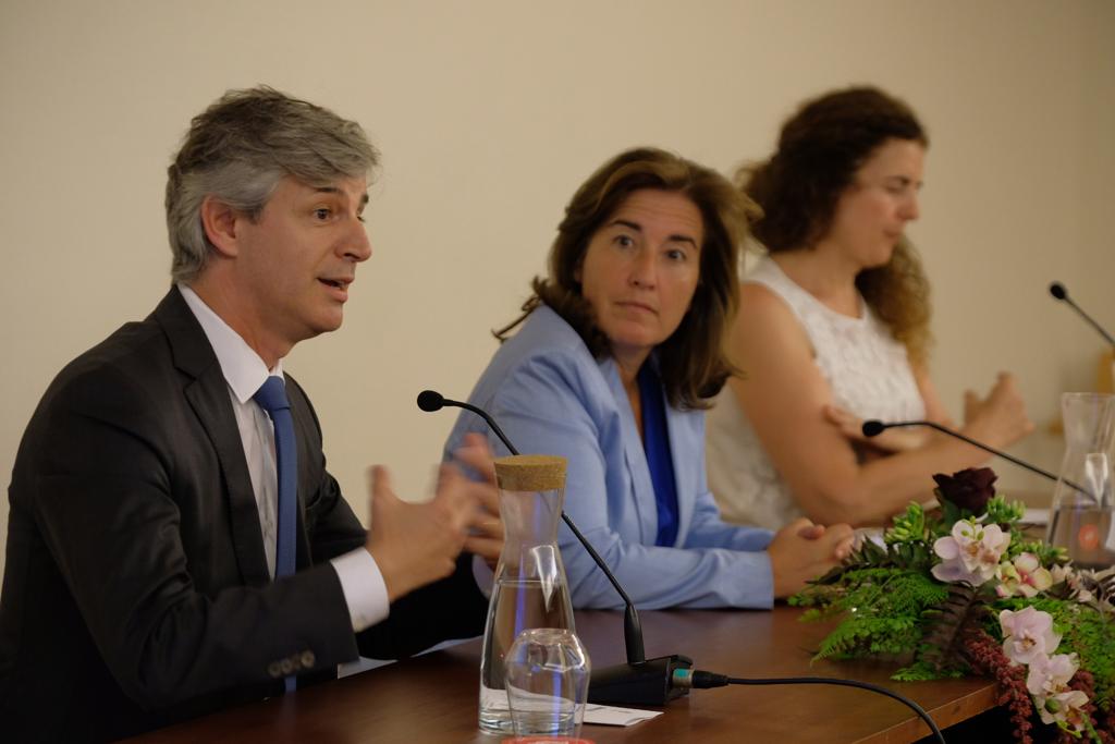Ministra da Segurança Social garante comparticipação para alargamento do Lar de S. Tiago da Sa...