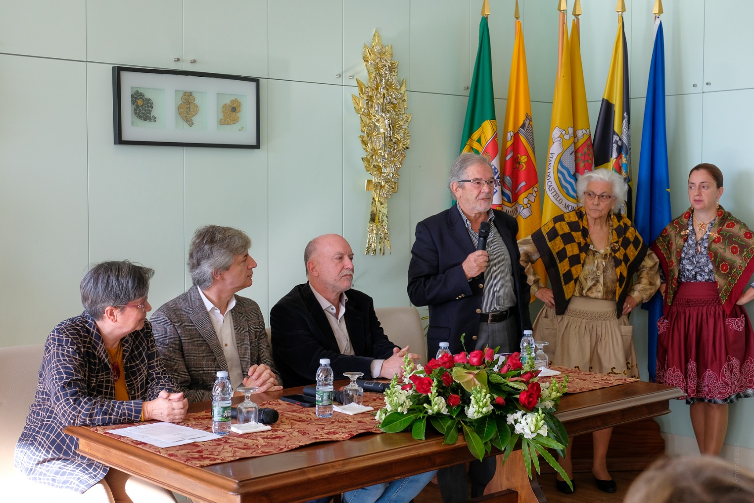 Inaugurado painel de azulejos de homenagem aos náufragos vianenses