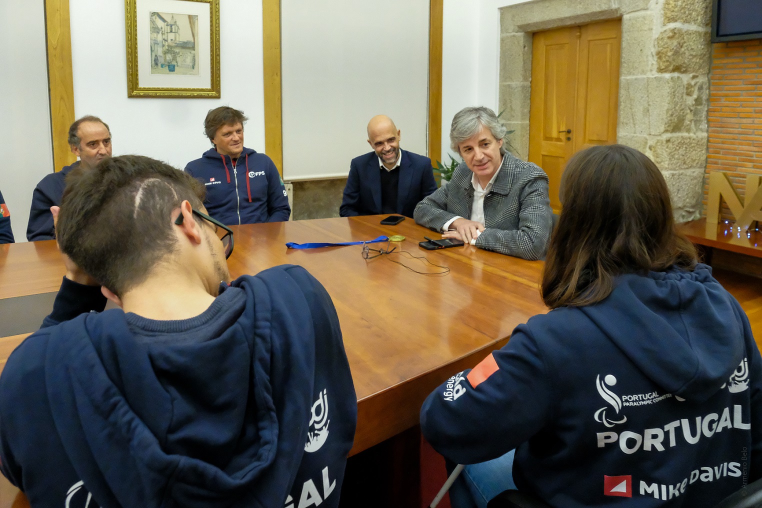 Presidente da Câmara recebe atletas vianenses que participaram no Campeonato do Mundo de Surf Ad...